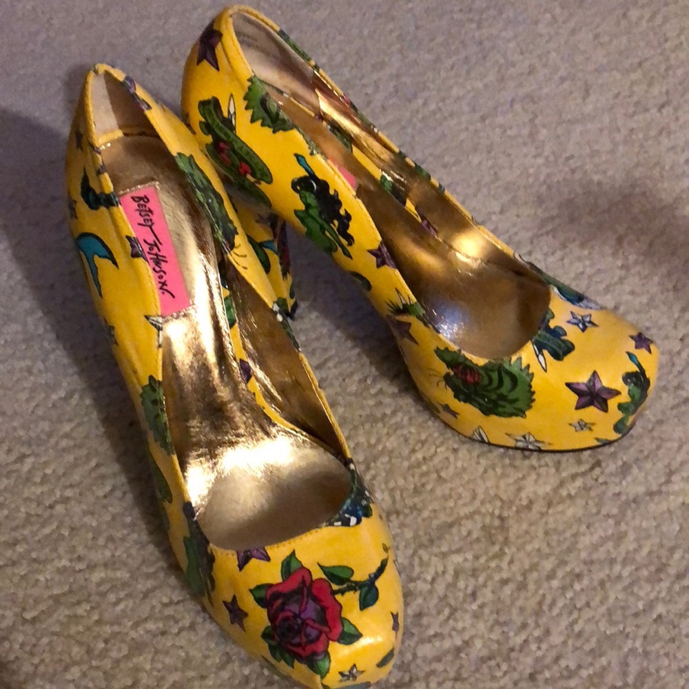BETSEY JOHNSON YELLOW TATTOO PRINT HEELS
